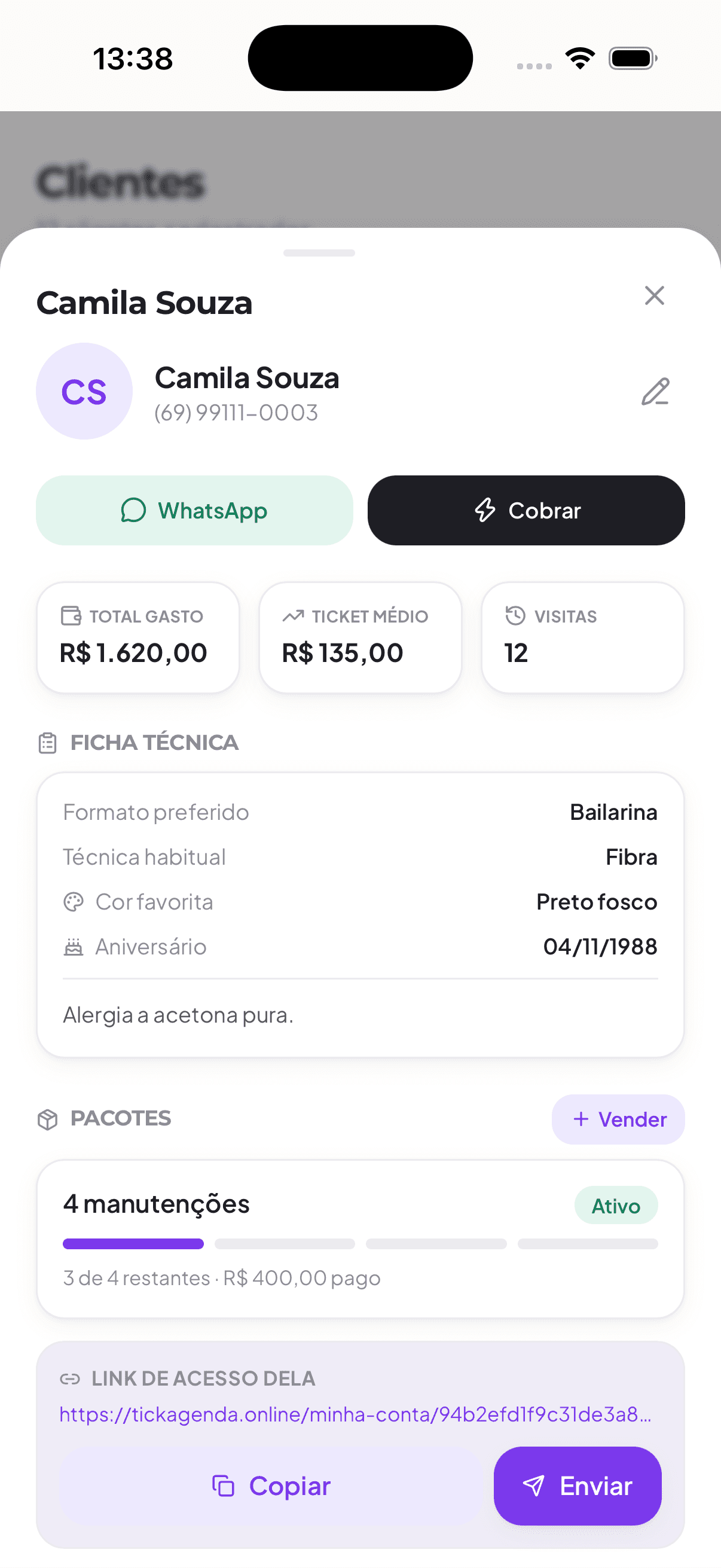 Ficha de uma cliente no Tick, com preferências, histórico e total gasto